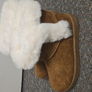 Cozy Tan Boots with White Fur Trim